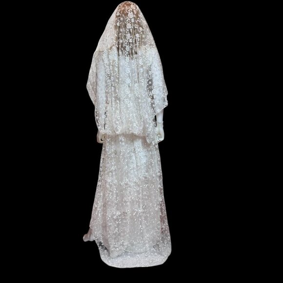 Bridal Gown - Picture 3 of 16